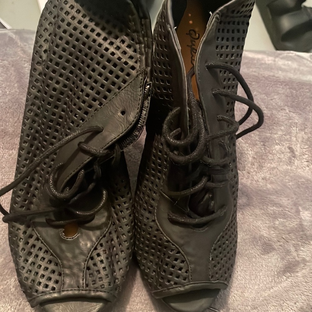 Fishnet design leather skin with a brown/tan thick heel